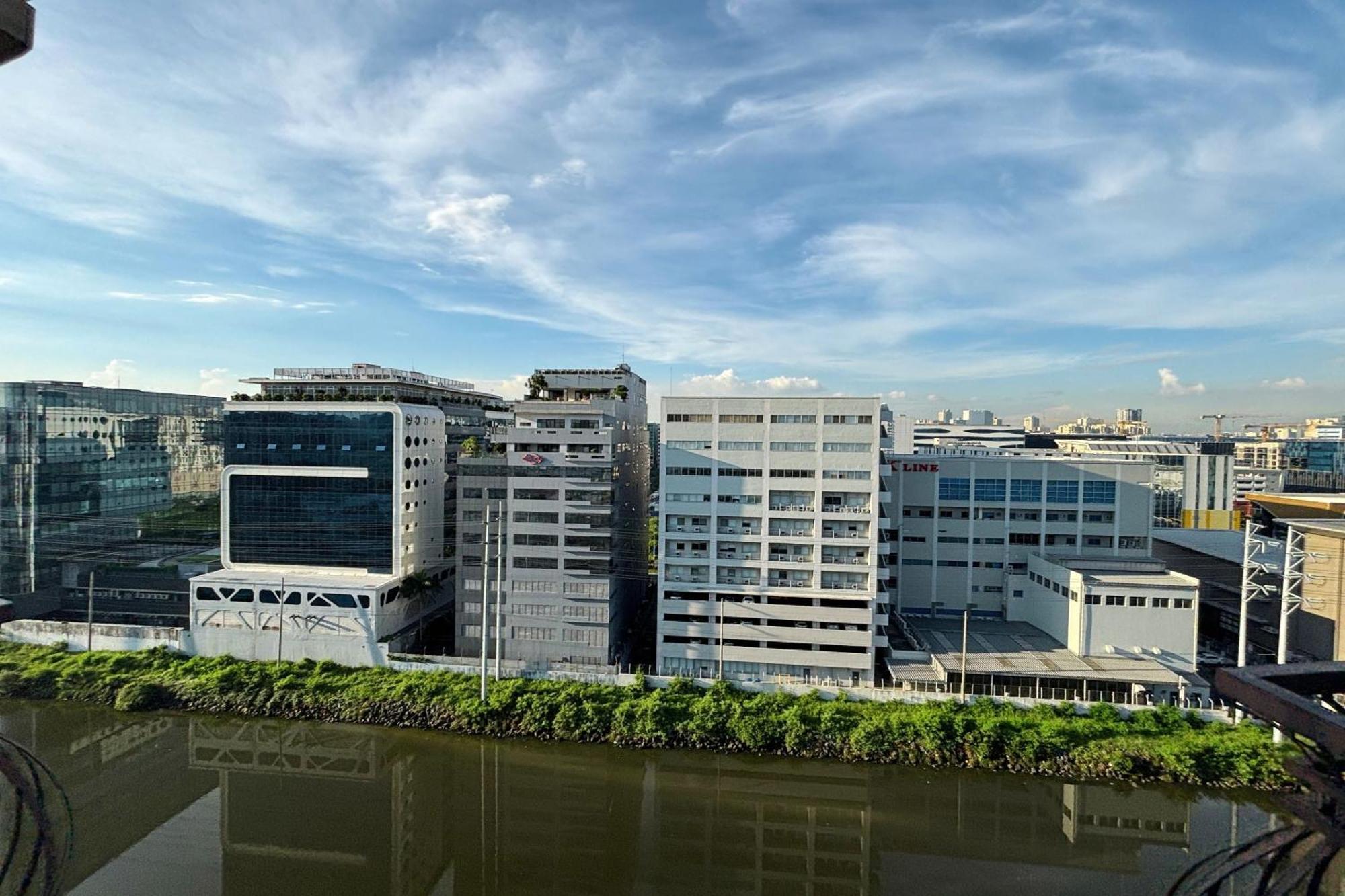 Extremeli Suites Manila Powered By Cocotel Экстерьер фото
