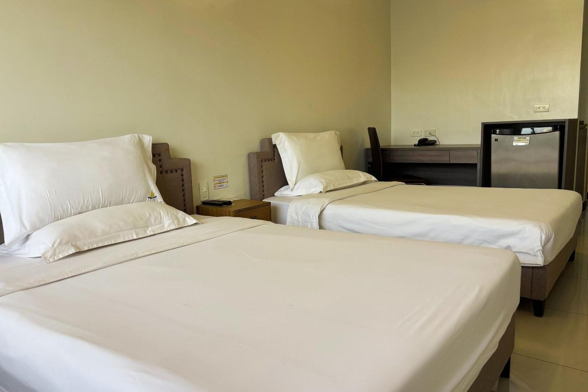 Extremeli Suites Manila Powered By Cocotel Экстерьер фото